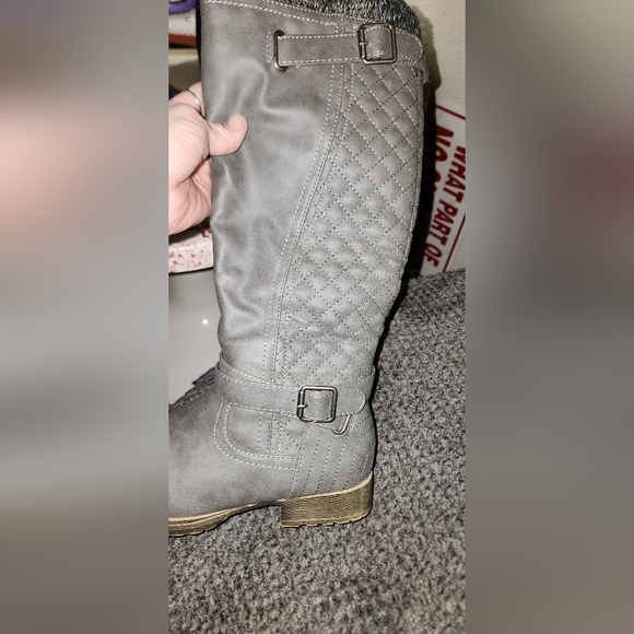 Women's sz 6 Grey faux leather w/ grey sweater accent boot - Picture 5 of 9